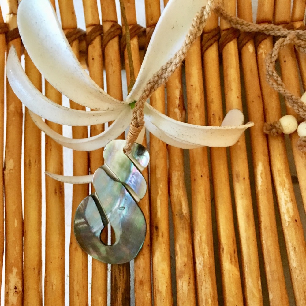 🌴Authentic Hawaiian Shell Carved Necklace🌴 - Picture 6 of 6